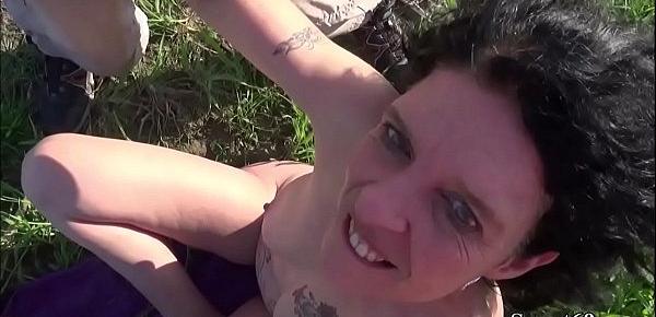 Zwei Jungspunde erwischen MILF nackt Outdoor und ficken sie - Two German Teens Caught MILF naked Public and Seduce to Fuck